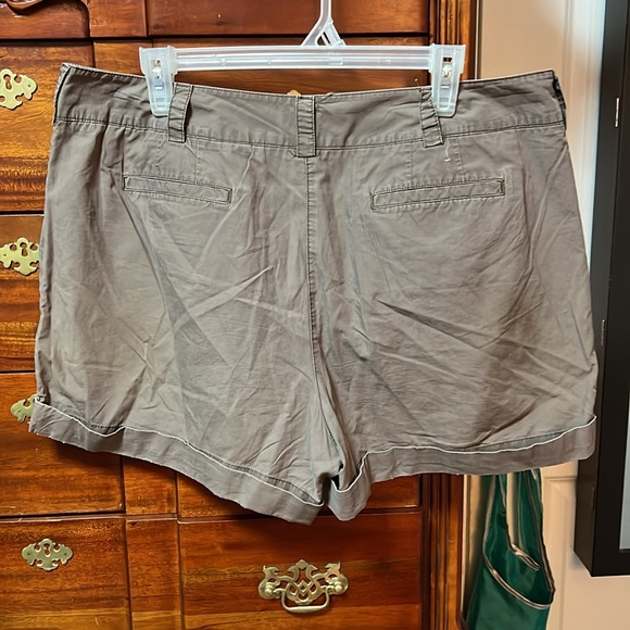 Ladies Bermuda shorts. Dress up or wear casually - Picture 3 of 3